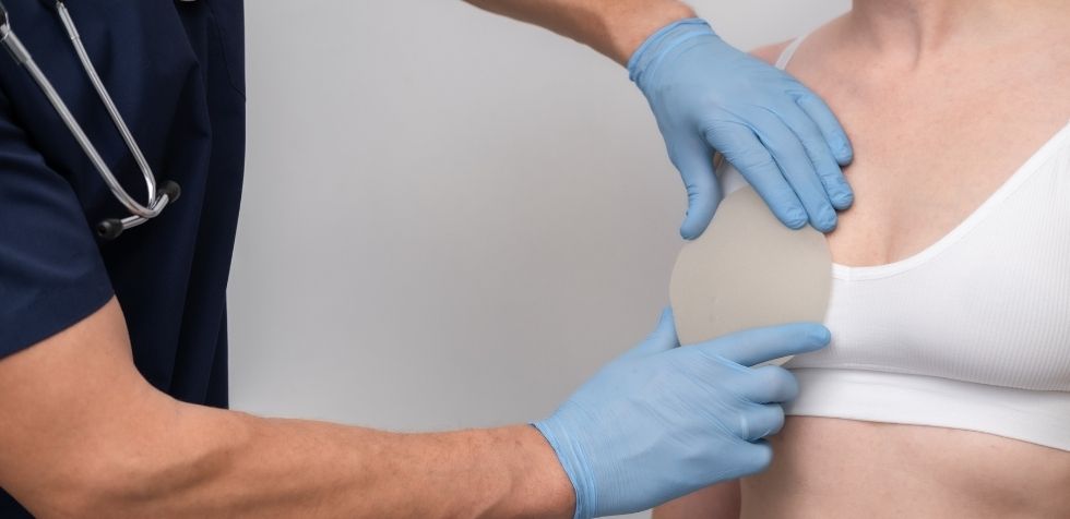 En este artículo aprenderemos sobre la mamoplastia: en qué consiste, cuáles son sus requisitos y sus cuidados postoperatorios.