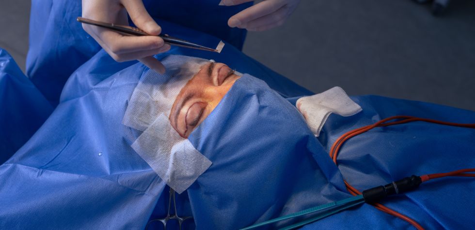 Conoce aquí a los famosos que se han realizado un tratamiento de blefaroplastia y los resultados evidentes en su apariencia física.