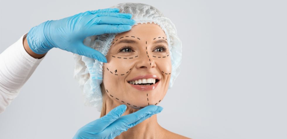 En este artículo aprenderemos qué es el lifting facial, cuál es su procedimiento y qué beneficios trae esta intervención quirúrgica.