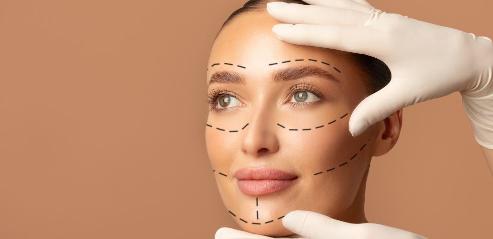 El rejuvenecimiento facial abarca un conjunto de técnicas médicas y quirúrgicas diseñadas para restaurar la firmeza y el volumen de la piel.